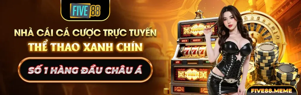 Bình luận viên đá gà Thomo trực tiếp đang làm việc